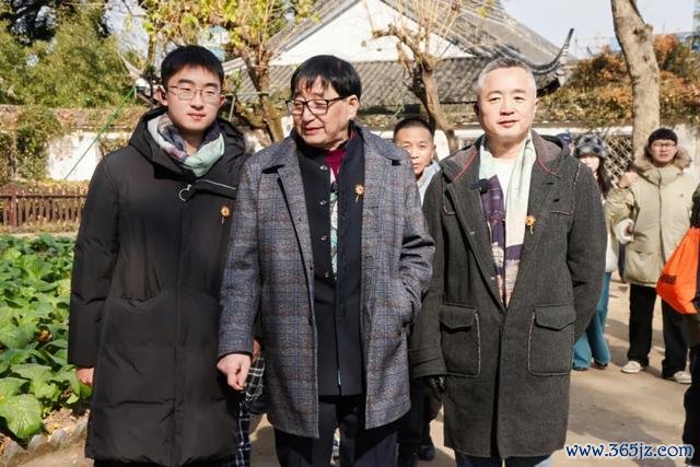 朱家祖孙三代在鲁迅故园百草园